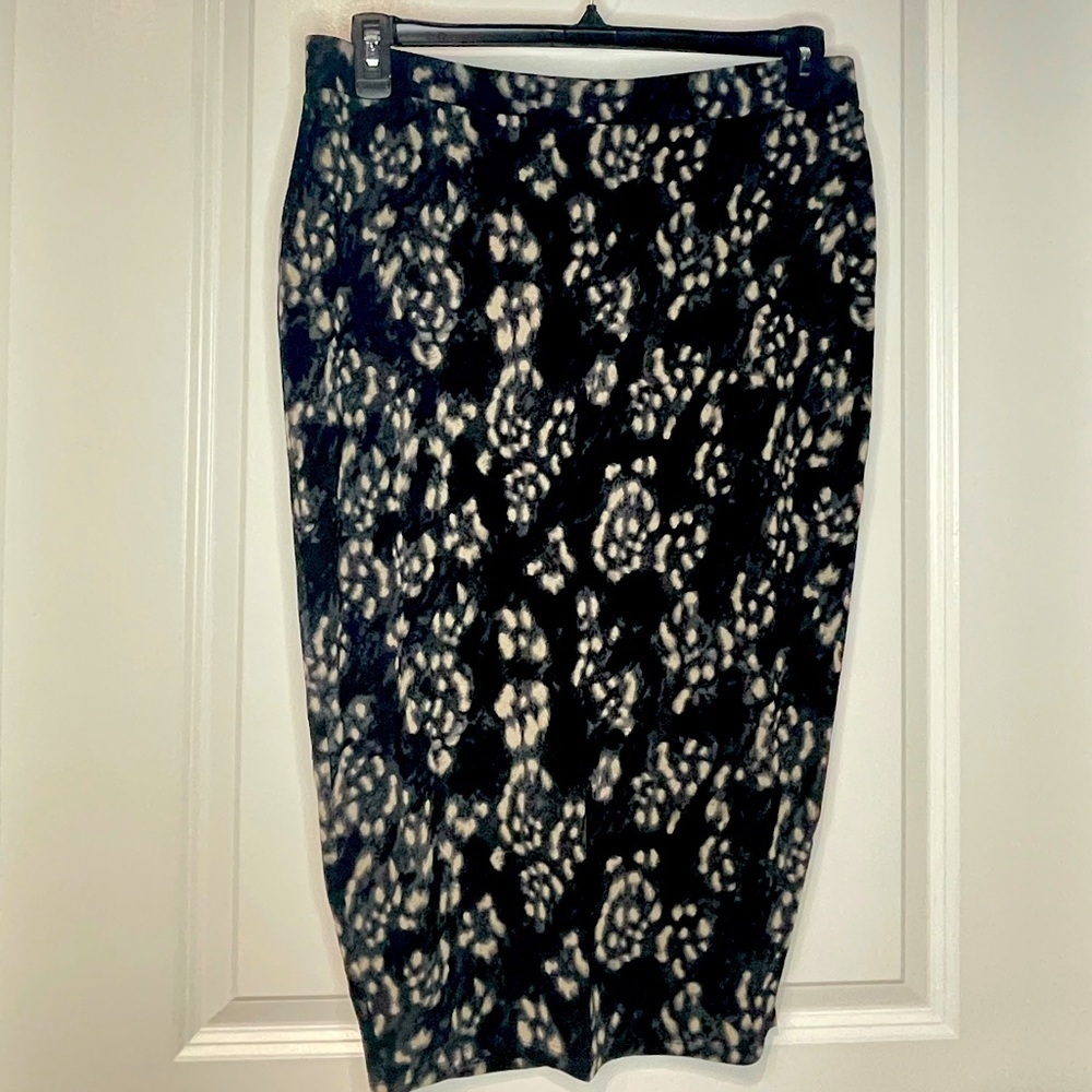 Moda International Pencil Skirt W/ Single Side Slit. Black & Taupe  EUC Large